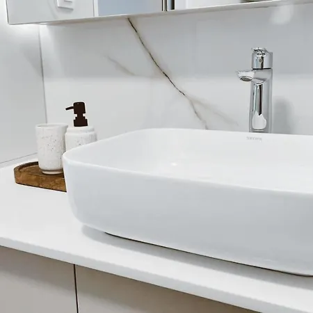 Apartment In Central With Private Parking *