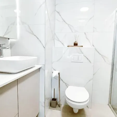 Appartamento In Central With Private Parking *